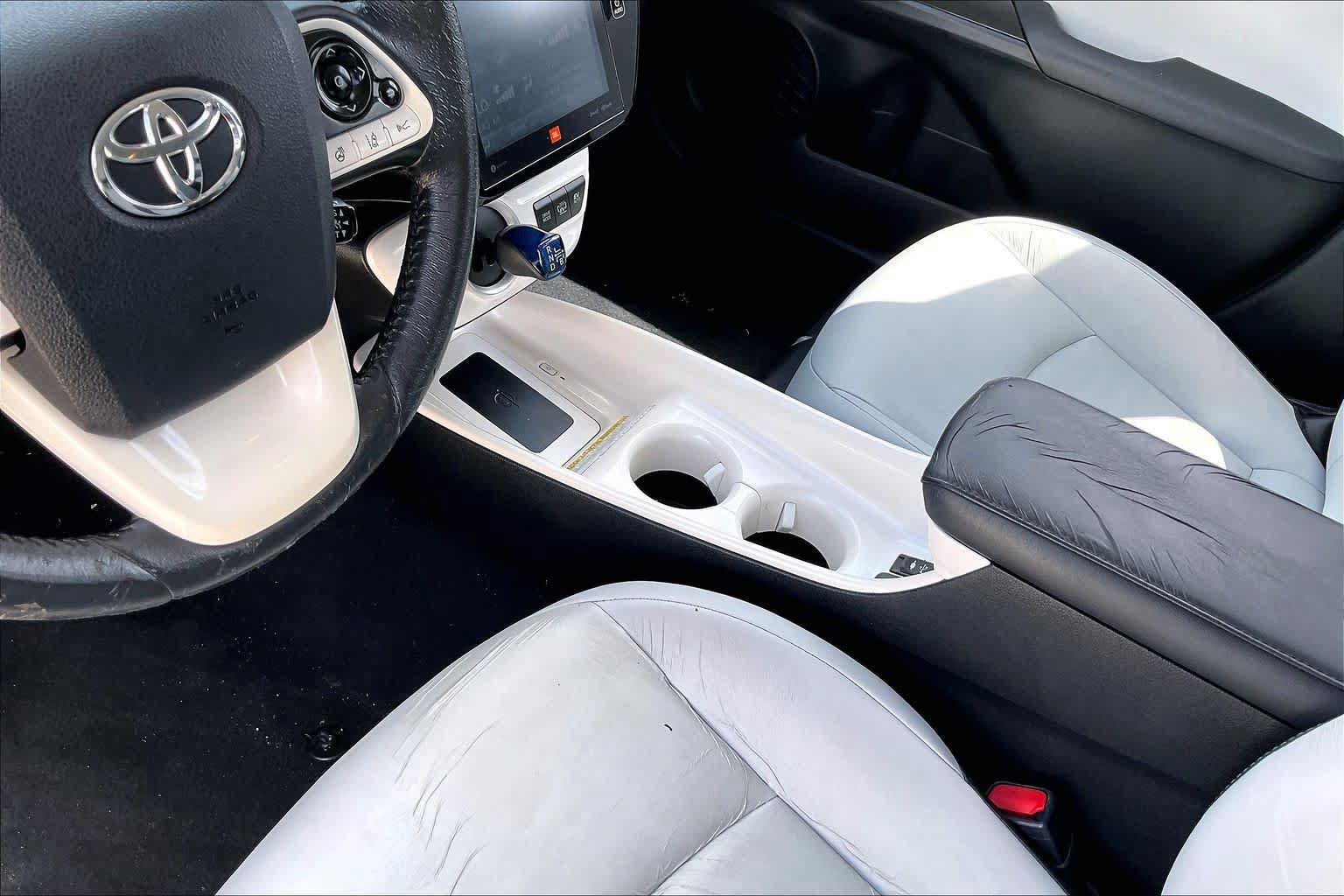Used 2017 Toyota Prius Prime Advanced w/ Preferred Accessory Package FWD image 16