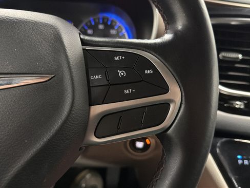 Used 2018 Chrysler Pacifica Touring-L FWD image 22