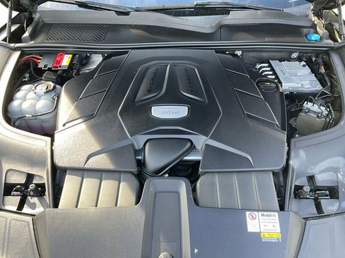 Used 2022 Porsche Cayenne Platinum Edition image 11