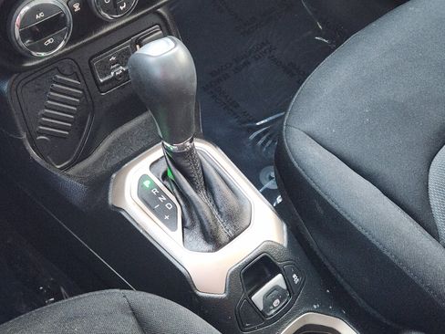 Used 2016 Jeep Renegade Latitude w/ Popular Equipment Group image 21