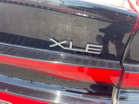 Used 2024 Toyota Prius XLE FWD image 5
