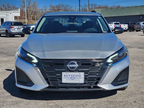 Used 2024 Nissan Altima 2.5 SV image 2