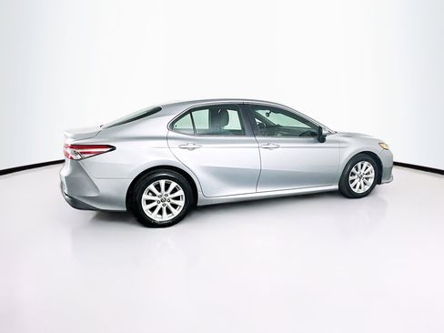 Used 2018 Toyota Camry LE image 10