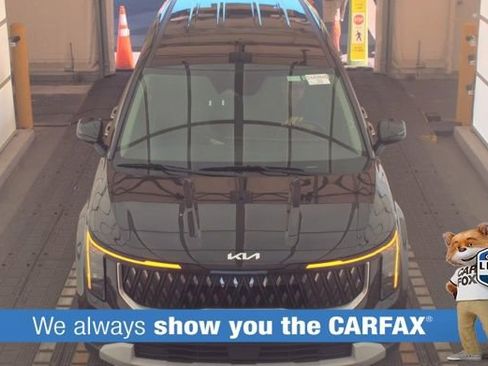 Used 2025 Kia Carnival FWD image 2