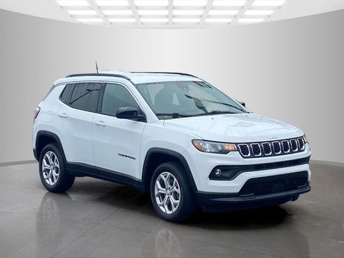 Used 2024 Jeep Compass Latitude image 5
