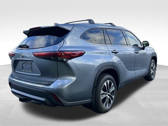 Used 2022 Toyota Highlander XLE AWD/4WD image 5