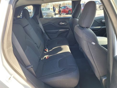 Used 2019 Jeep Cherokee Latitude w/ Popular Appearance Group image 11