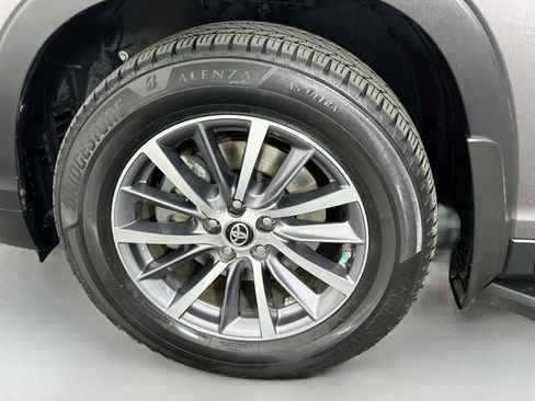 Used 2019 Toyota Highlander XLE AWD/4WD image 33