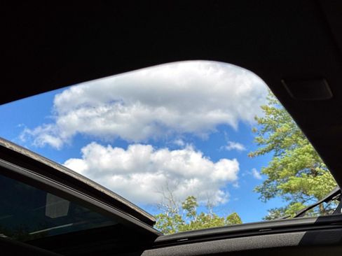 Used 2023 GMC Yukon SLT w/ SLT Luxury Package image 6