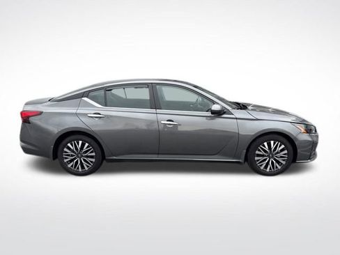 Used 2024 Nissan Altima 2.5 SV w/ SV Premium Package image 8