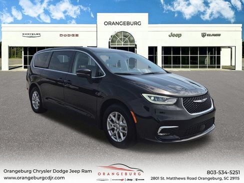 Used 2024 Chrysler Pacifica Touring-L FWD image 1