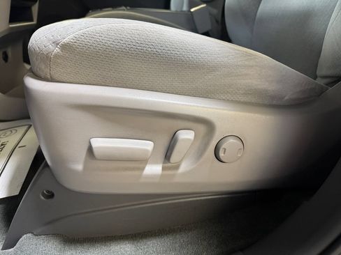 Used 2015 Toyota Sienna LE AWD/4WD image 13