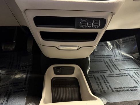 Used 2024 Chrysler Voyager LX image 33