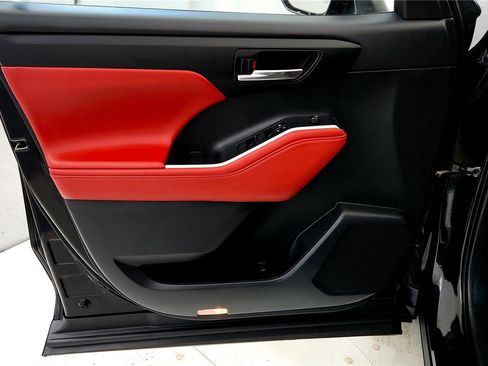 Used 2023 Toyota Highlander XSE image 23