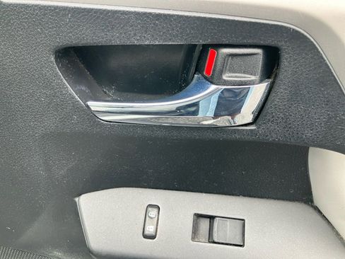 Used 2016 Toyota RAV4 XLE AWD/4WD image 32