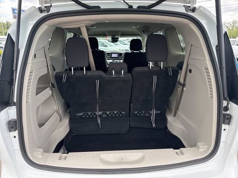 Used 2023 Chrysler Voyager LX FWD image 13