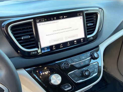 Used 2024 Chrysler Pacifica Touring-L image 28