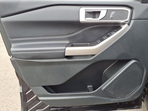 Used 2023 Ford Explorer XLT image 10