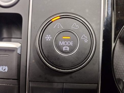 Certified 2022 Volkswagen Atlas Cross Sport SE image 30