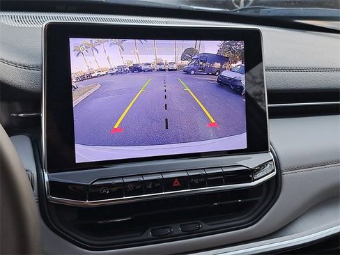 Used 2025 Jeep Compass Limited image 28