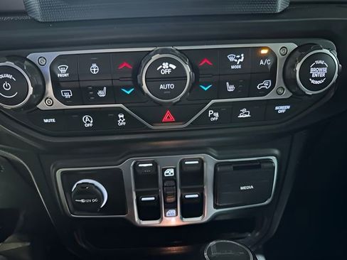 Used 2020 Jeep Gladiator Sport w/ Technology Group AWD/4WD image 21