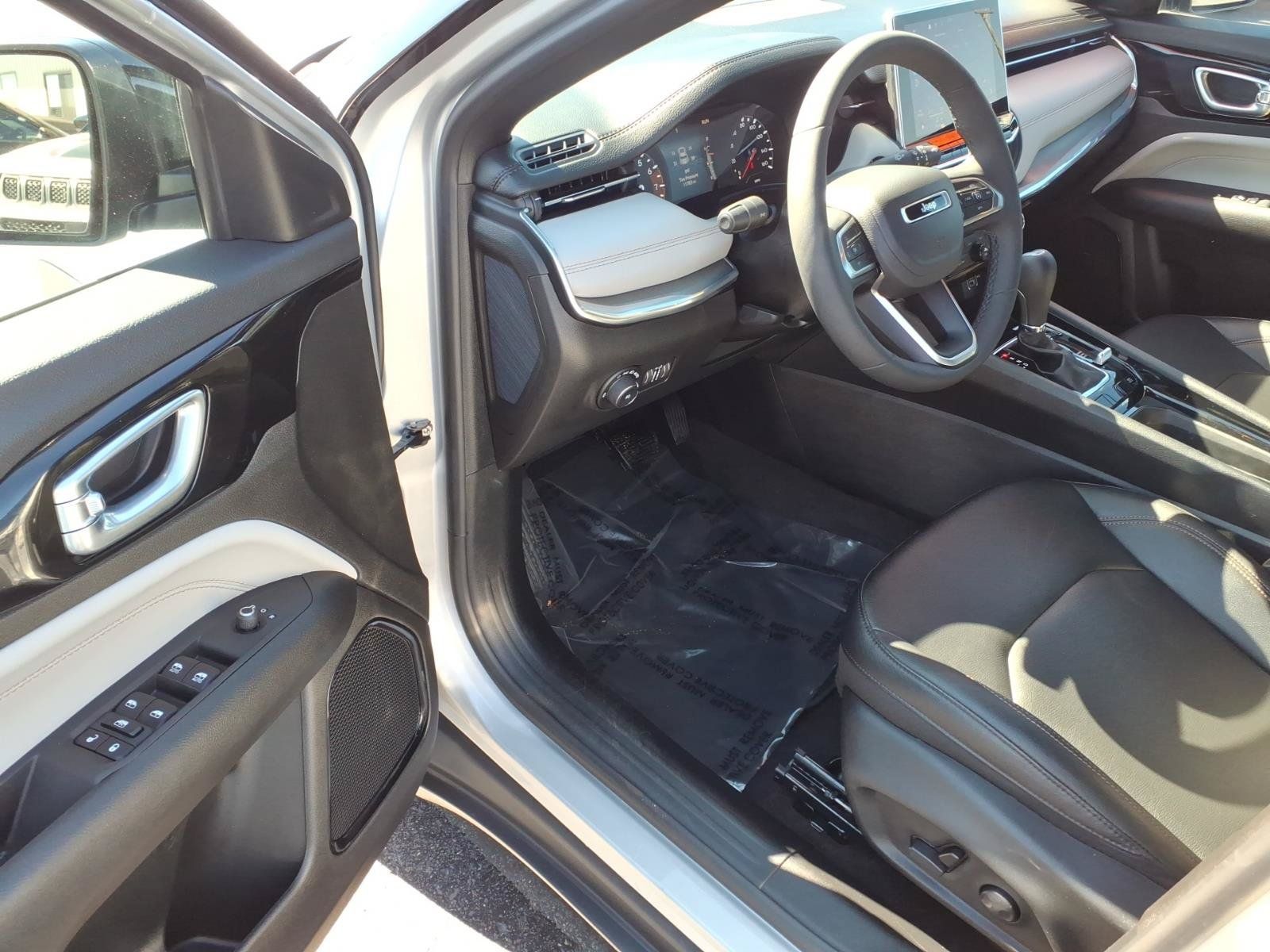 Used 2024 Jeep Compass Limited AWD/4WD image 10