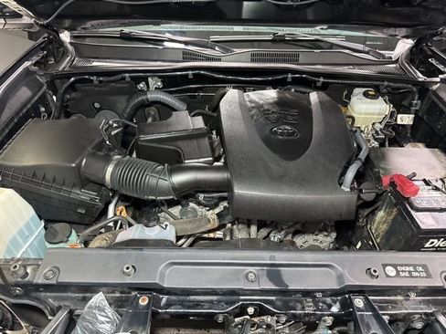 Used 2017 Toyota Tacoma TRD Off-Road w/ Tow Package (A/T) image 3