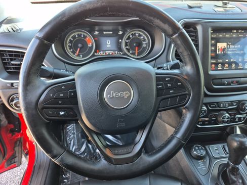 Used 2019 Jeep Cherokee Trailhawk w/ Cold Weather Group AWD/4WD image 9