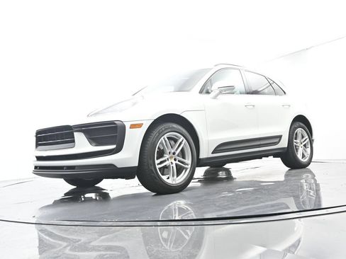 Certified 2022 Porsche Macan AWD/4WD image 44