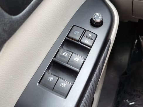 Used 2014 Toyota Highlander LE FWD image 21