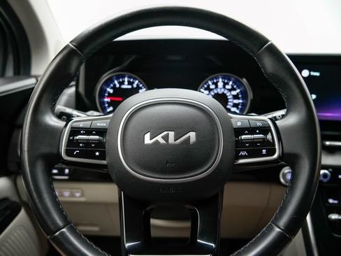 Used 2022 Kia Carnival EX FWD image 32