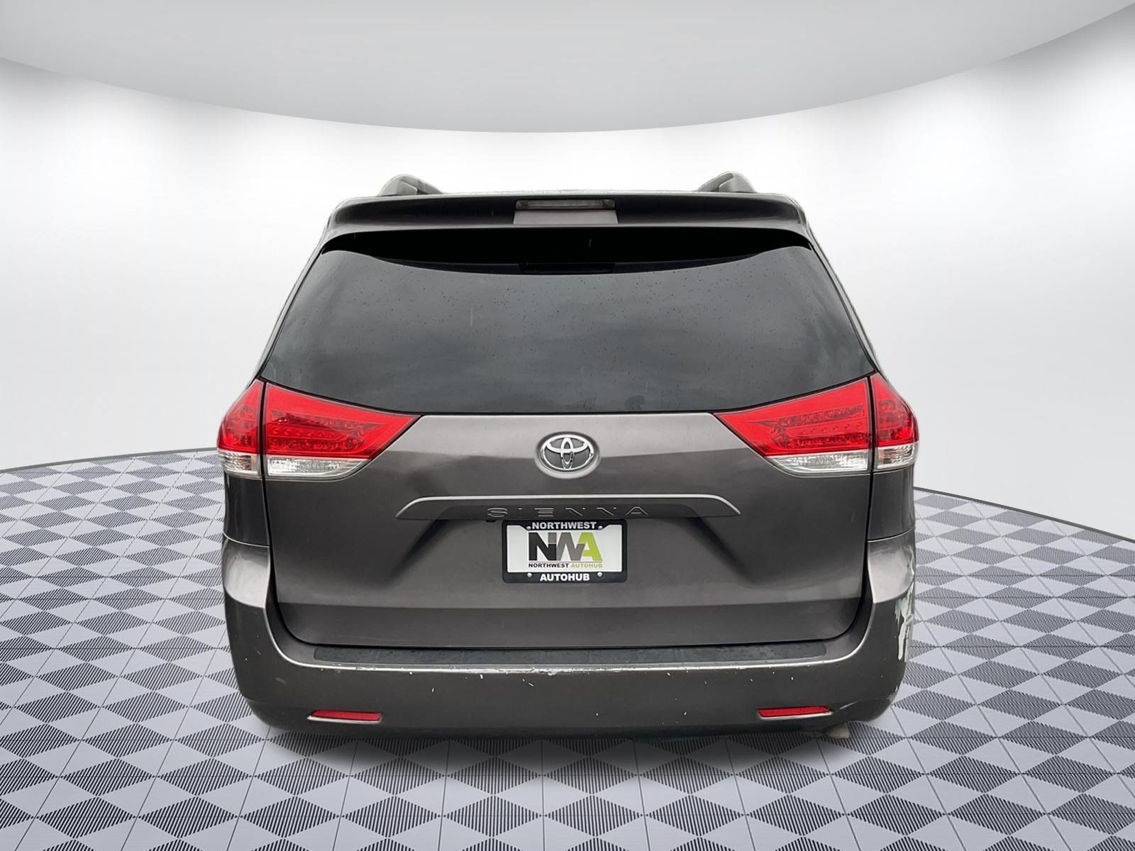 Used 2012 Toyota Sienna LE w/ Towing Pkg FWD image 4