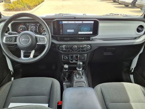 Used 2025 Jeep Wrangler Unlimited Sahara AWD/4WD image 19