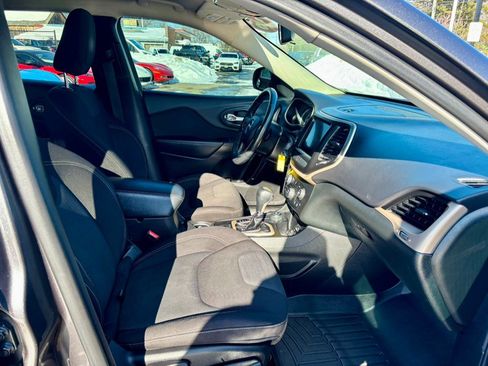 Used 2016 Jeep Cherokee Latitude w/ Cold Weather Group image 13