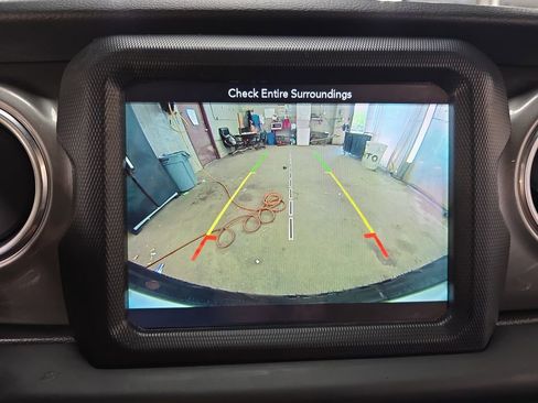 Used 2018 Jeep Wrangler Unlimited Sahara AWD/4WD image 21