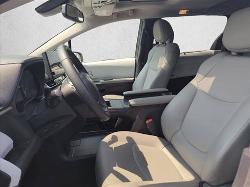 Used 2026 Toyota Sienna XLE FWD image 22