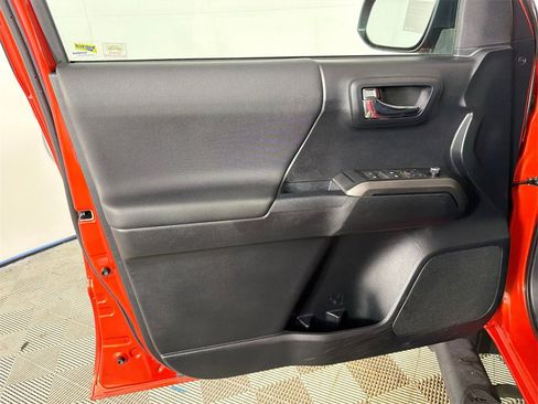 Used 2016 Toyota Tacoma TRD Sport image 11