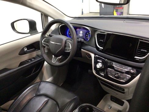 Used 2023 Chrysler Pacifica Touring-L FWD image 15