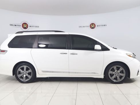 Used 2018 Toyota Sienna SE FWD image 2