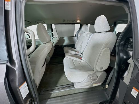Used 2017 Toyota Sienna LE FWD image 25