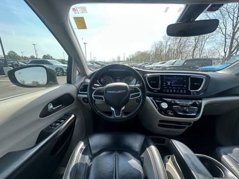 Used 2018 Chrysler Pacifica Touring-L Plus image 16