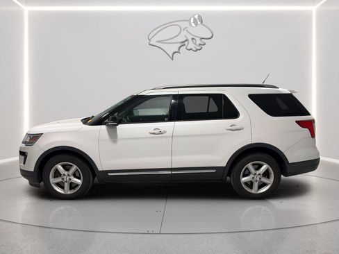 Used 2018 Ford Explorer XLT w/ Equipment Group 202A FWD image 2