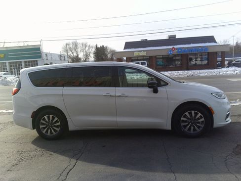 Used 2024 Chrysler Pacifica Select image 9