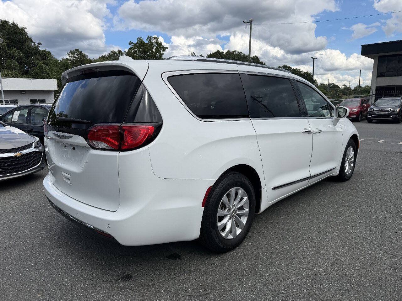 Used 2018 Chrysler Pacifica Touring-L FWD image 4