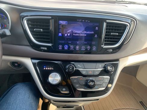 Used 2017 Chrysler Pacifica Touring-L Plus w/ Tire & Wheel Group image 23