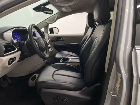 Used 2024 Chrysler Pacifica Touring-L FWD image 13