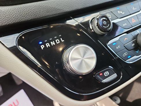Used 2023 Chrysler Pacifica Touring-L FWD image 23