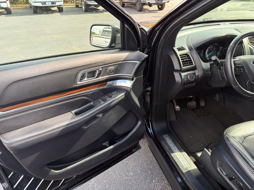 Used 2018 Ford Explorer Limited w/ Equipment Group 301A FWD image 11