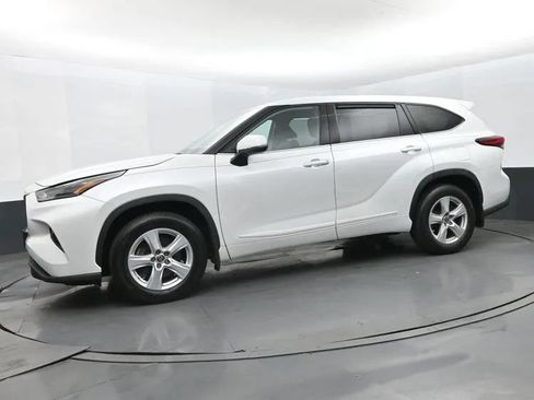 Used 2022 Toyota Highlander LE AWD/4WD image 5