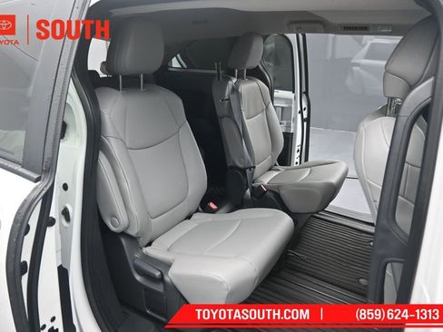 Used 2025 Toyota Sienna XLE FWD image 36